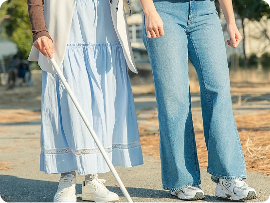 介護実習で利用者を支援する学生の様子
