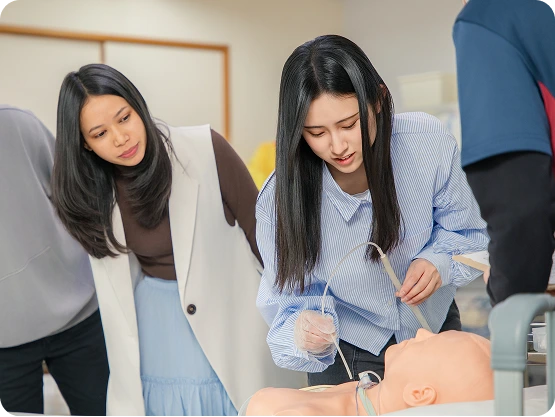 介護実習での実践的な学びの様子