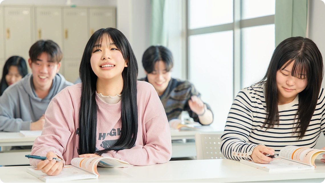 関西社会福祉専門学校の校舎と学生の様子